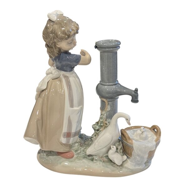 Lladro Figurine Summer on the Farm 5285 Girl at Water Pump with Ducks & Basket - Picture 3 of 16